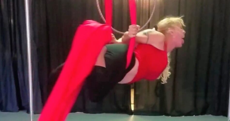 Queen Daisy Chain stuck on the silks