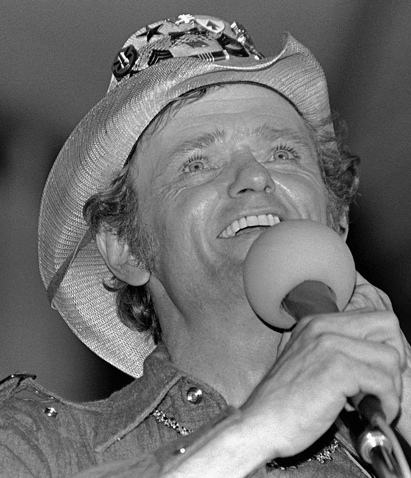 Jerry Reed sings at a concert in January 1982