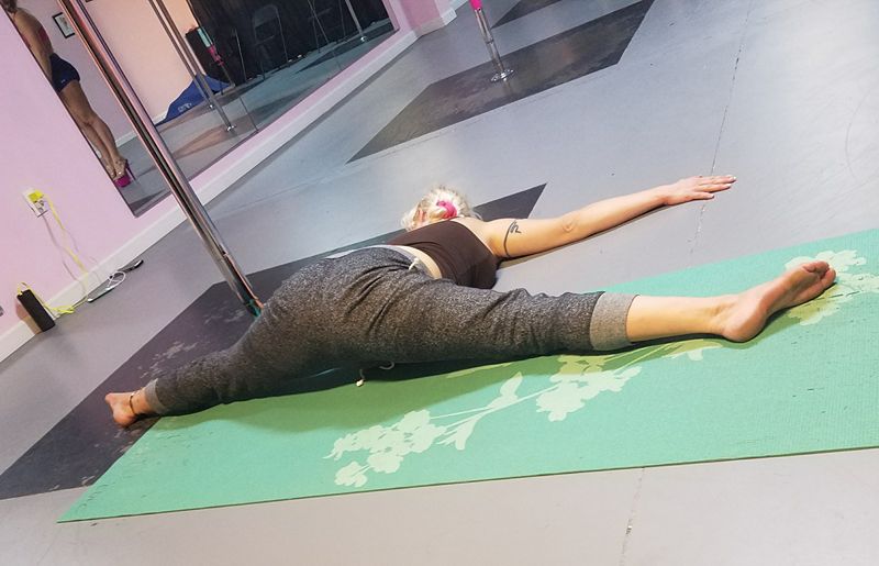 Queen Daisy Chain doing a practically perfect pancake. She's a 4'11" Pocket Pretzel.