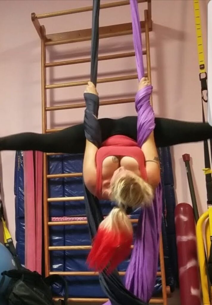 Queen Daisy Chain inverted in the silks